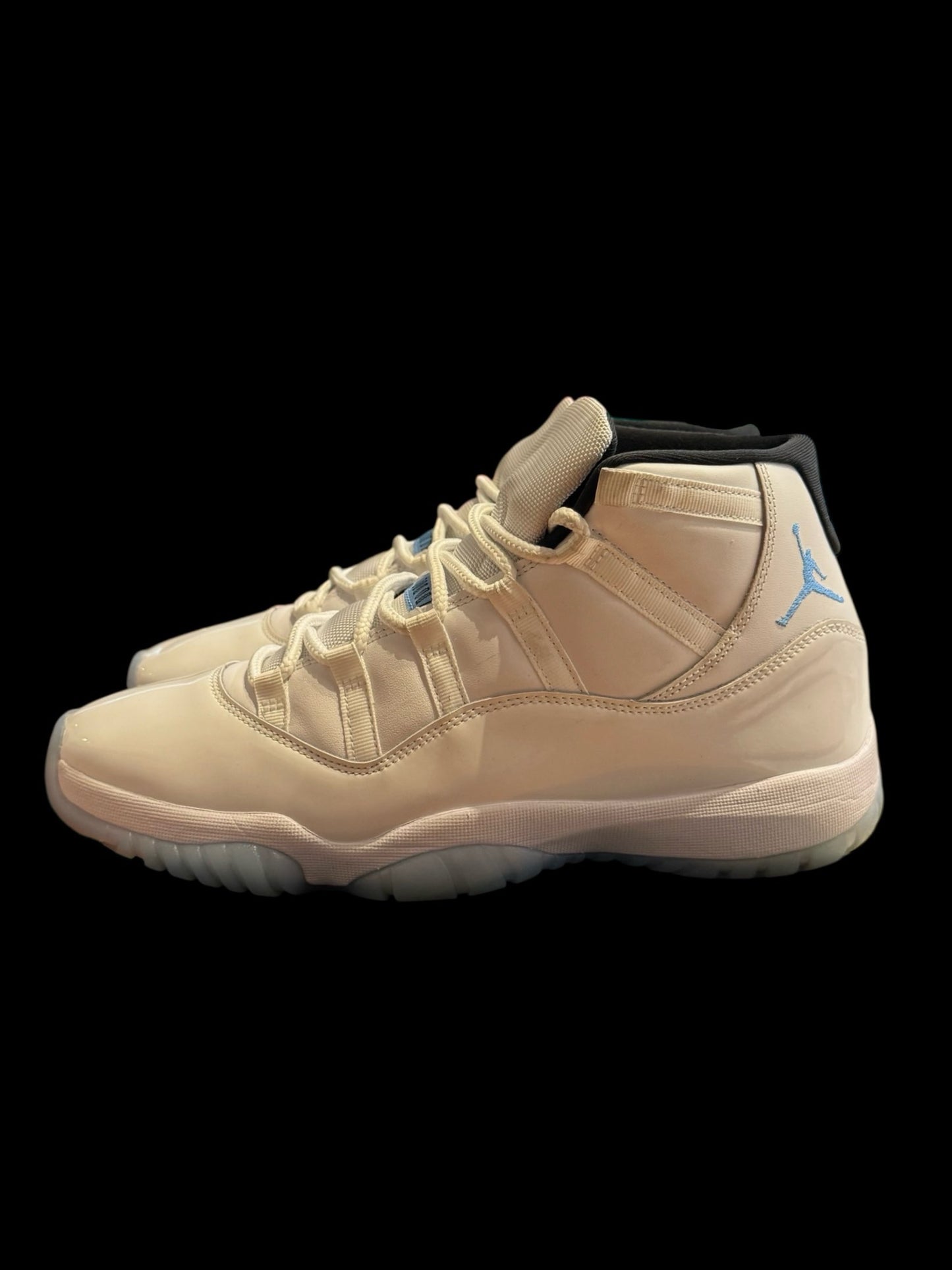 Preowned Legend Blue 11s size 11