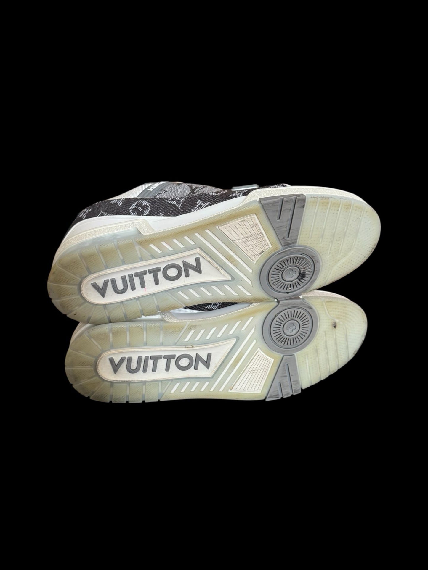 Preowned Monogram Grey LV Trainers size 9 (fits 10.5-11)